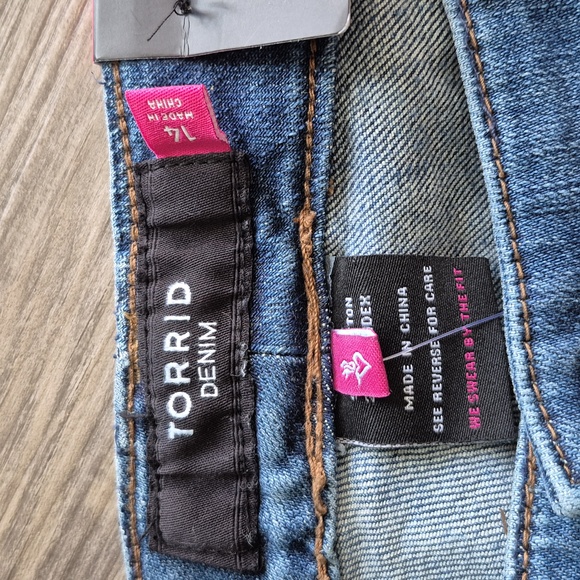 Torrid Blue Distressed Relaxed Bootleg Jeans size 14. BNWT - Picture 3 of 7